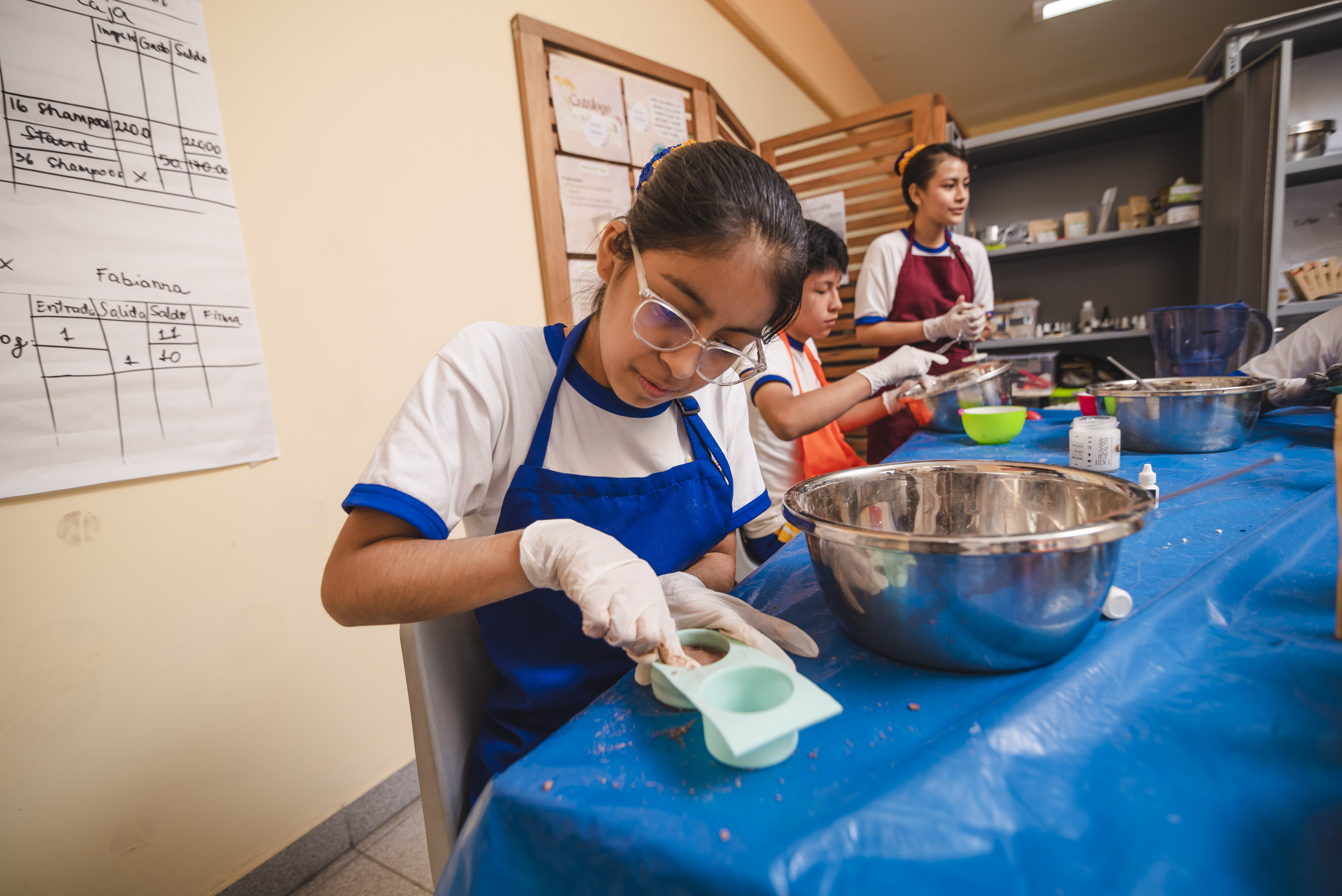 Luciana et ses camarades de classe lancent une entreprise de shampooing pour réduire les déchets; investir dans les filles stimule l’économie